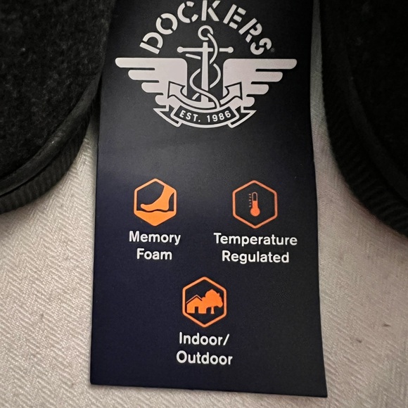 NWT dockets slippers. Comfy material with hard sole, kids size  2-3 - Picture 4 of 6